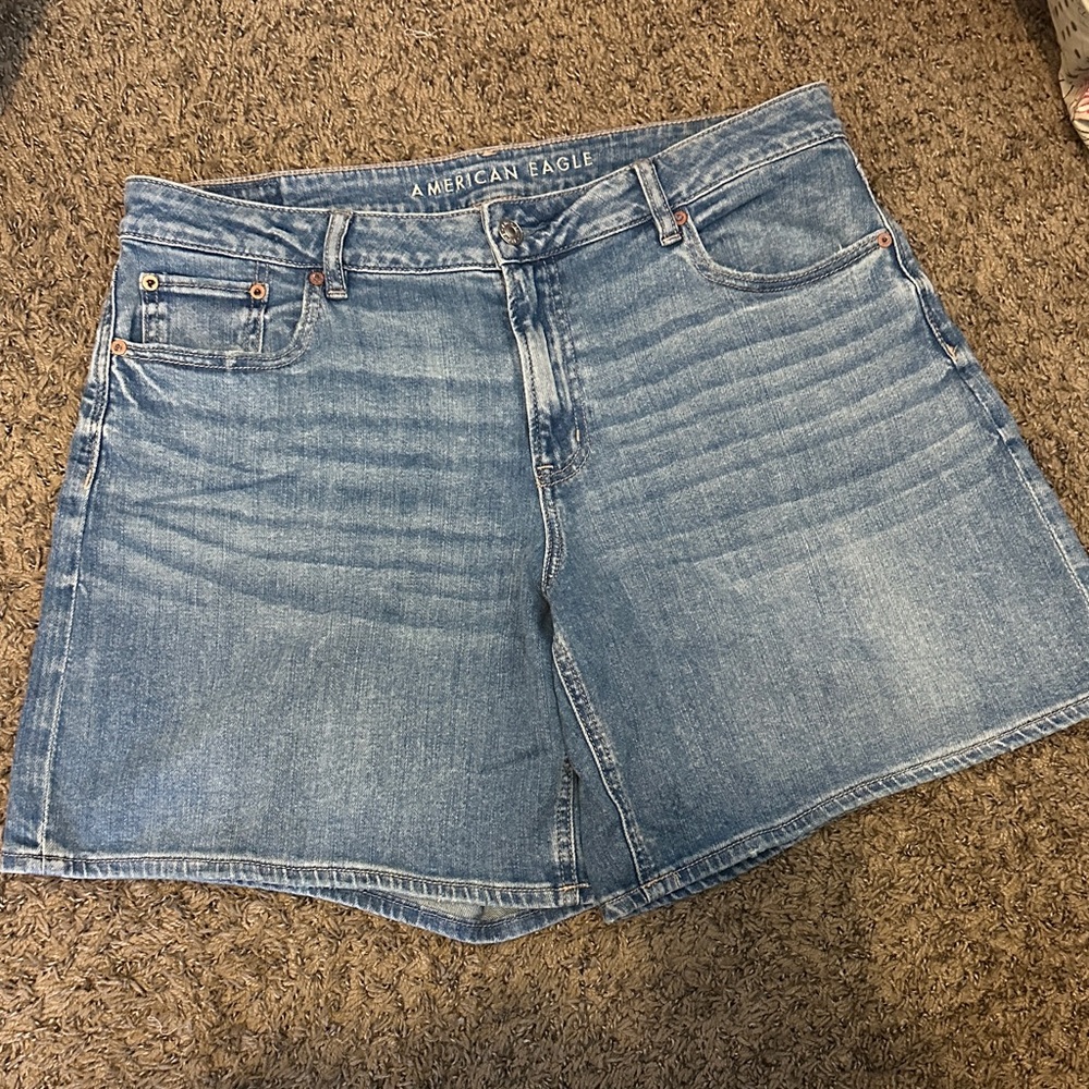 American Eagle Outfitters Light Wash Low Rise Baggy Denim Shorts